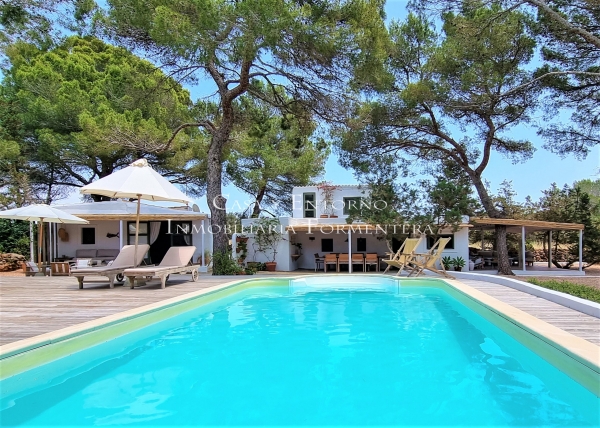 Incantevole villa tradizionale, situata a pochi passi dalla spiaggia di Migjorn, Formentera.
