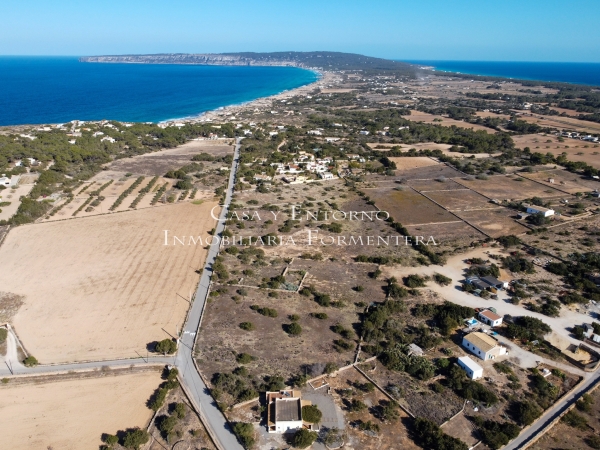 Terreno con progetto vicino al mare a Formentera