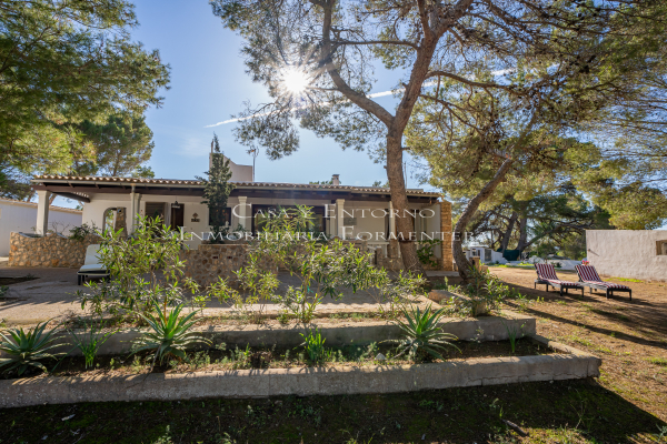 Grande casa da riformare a Cala en Baster con vista sul mare.